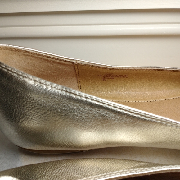 Sofft Gold Flower Flats Size 8 - Picture 3 of 5
